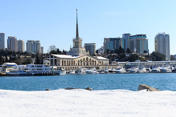 Морской порт Сочи зимой фото
